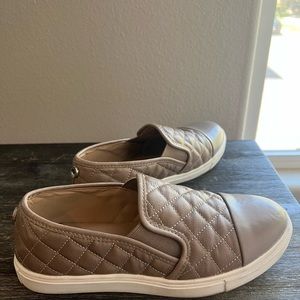 Steve Madden Grey White cross stitch loafer 6